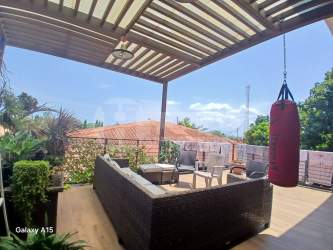 Covered terrace with pergola, outdoor seating Urbanización El Vigía, Chitré Panama