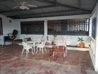 Basic tiled bathroom in 4BR house for sale Vacamonte Panama