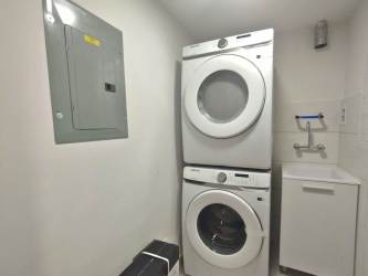 Modern bathroom with glass shower and minimalist design in PH Parterre Panama