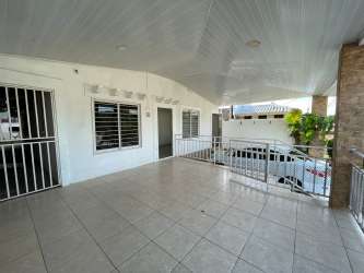Covered porch patio with tiles and security features House for rent Residencial Aragón Panama