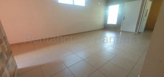 Large tiled living room in house at Brisas del Golf Arraiján for sale