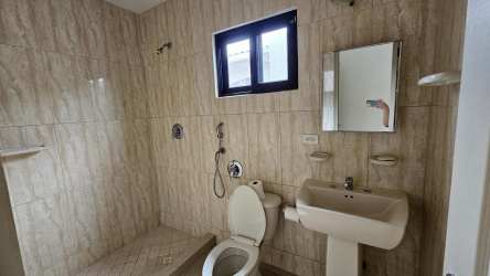 Bathroom with walk-in shower, sink, toilet, ceramic tiles PH Summer Hills Costa Verde