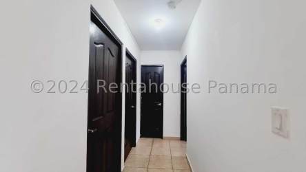 Modern bedroom with ceramic tile floor and built-in closet at PH Greenland Vista Alegre Panama