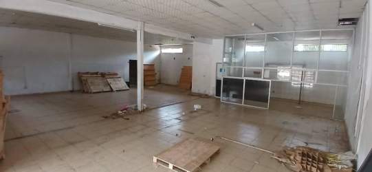 Spacious empty warehouse interior with tiled floor and glass partition in Plaza Vista Alegre Arraiján Panama