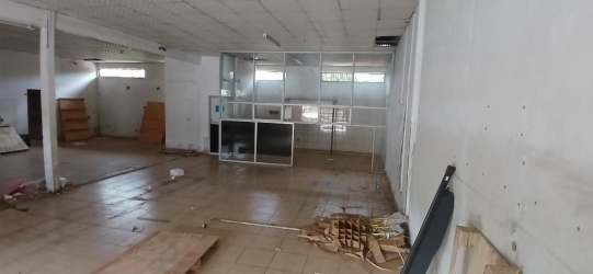 High ceiling empty commercial unit suitable for warehouse or retail with shutter entrance Plaza Comercial Vista Alegre