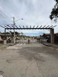 Front lawn and garden single-story mountain house Los Mandarinos Volcán