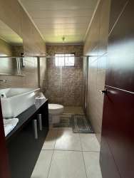 Bathroom with glass walk-in shower, vessel sink modern Volcán Los Mandarinos