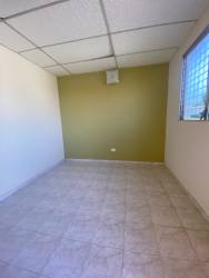 Simple bathroom with pedestal sink, sliding shower door in Valle San Bernardino house Arraiján