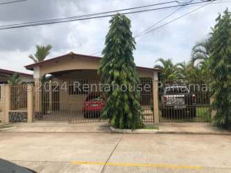 Bedroom with large window, blinds, textured wall and neutral colors in Panama home