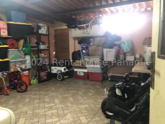 Front gate and driveway of one-story house for sale in Panama