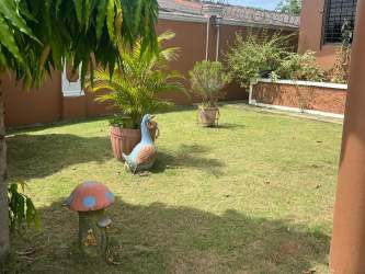 Private fenced backyard with lawn and patio in Paseo Miramar house La Chorrera
