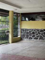 Traditional kitchen with cabinets and tiled countertop in house La Floresta Panama