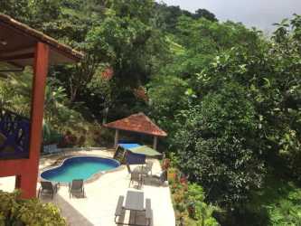 Spacious master bedroom with large windows, natural views, en-suite bathroom in Altos del María