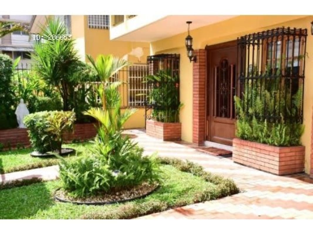 Family Home with Pool & Terrace Altos del Dorado Panama